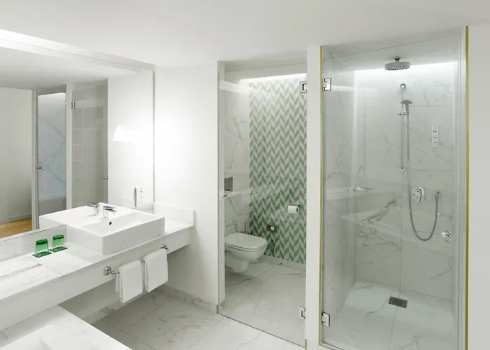 Crowne Plaza 4*