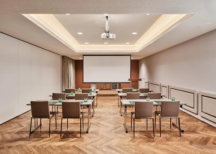 Отель Crowne Plaza 4*